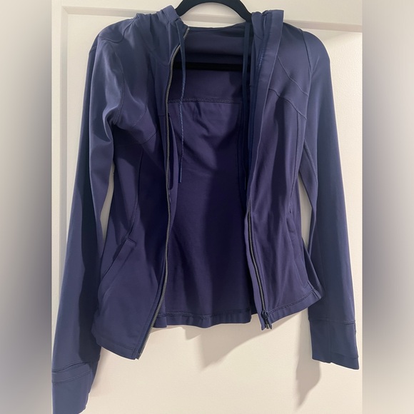 Hooded Define Jacket *Nulu
Colour Night Sea
Size 4 - Picture 3 of 3